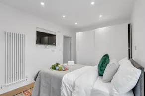Leaf & Lounge - Free Parking , En-Suite, Near Wembley - Image 5