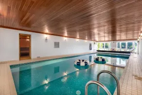 Merry Lakes - Luxury Lakeside Escape with Pool - Just 30 Minutes from London - Image 3