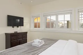 Charming Luxury Home near DT and Lonsdale Quay - Image 5
