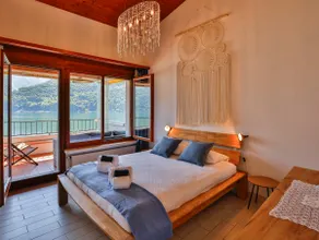 Lakefront veranda - Image 2