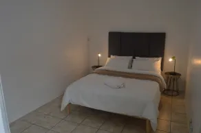 Oasis - Renovated - Queen extra length bed apartment - Image 5