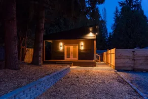 Modern 2 Bed/2 Bath Home with Full Kitchen - Image 4