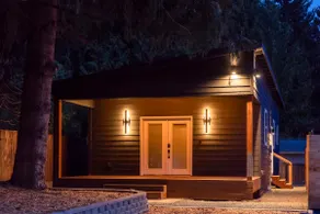 Modern 2 Bed/2 Bath Home with Full Kitchen - Image 3