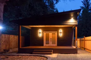 Modern 2 Bed/2 Bath Home with Full Kitchen - Image 2