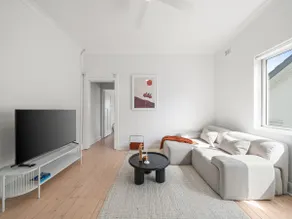 FIVE. The Fletcher Bondi - Image 3