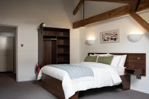 3BR Riverside Warehouse Loft - 1 min walk to ExCel - Image 3
