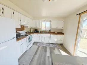 Cozy home, Walk to Lake, Food & Shops, EV Charger - Image 3