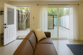 Cozy home with backyard - Image 5