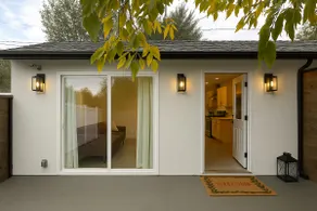 Cozy home with backyard - Image 2