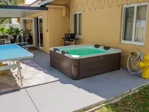 Spacious Designer Villa Hot tub and Arcade Games - Image 5