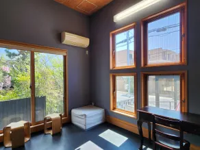 Enoden and Yuigahama Beach!Spacious living room - Image 3