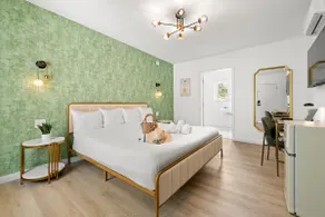 Design Chic: King Suite - Image 5