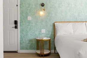 Design Chic: King Suite - Image 2
