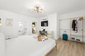 Design Chic: King Suite - Image 3
