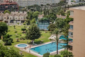 Apartamento vacacional ideal para familias con piscina y jardín | Vistas a la piscina - Image 4