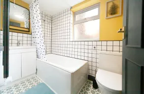 Newly renovated, bright and stylish flat - Image 5