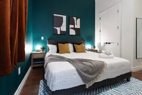 DTWN I Near Yale I King Bed I Free Parking I Gym - Image 3