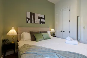 DTWN I Near Yale I King Bed I Free Parking I Gym - Image 5
