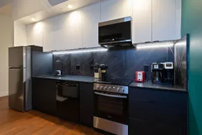 DTWN I Near Yale I King Bed I Free Parking I Gym - Image 2