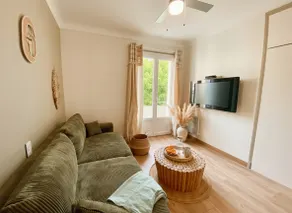 2 Bedroom Beach House with Garden - Image 4