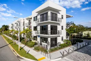 Tropical Retreat w/ Palm Views & Free Parking - Image 4