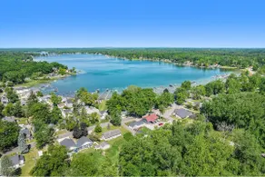 3BR, firepit, 5 min walk to lake / beach, sleeps 8 - Image 5