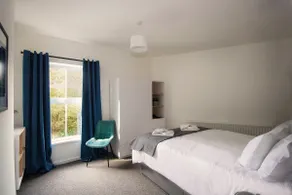 #34 Two bed apt Private Parking Stylish & homely - Near Tamworth Castle - Sleeps 5 -"Perfect for Contractors and Families" - Free Parking - Image 3