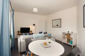 #34 Two bed apt Private Parking Stylish & homely - Near Tamworth Castle - Sleeps 5 -"Perfect for Contractors and Families" - Free Parking - Image 2
