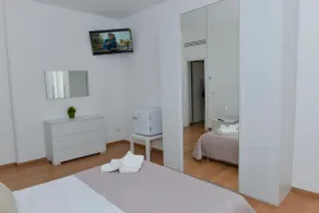 De Vivo Realty - Allegra Apartment - Image 5