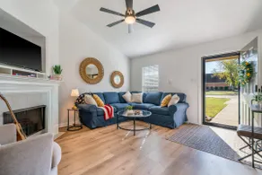 Stylish & Cozy~5 min to Landers CTR+ Fenced Yard! - Image 2