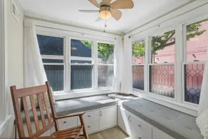 Dazzling Bungalow within 2 Blocks of Beach - Image 3