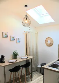 Studio with bedroom near train station - Image 4