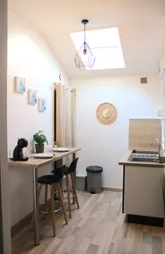 Studio with bedroom near train station - Image 5