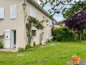 Large, air-conditioned family home with garden - Image 5