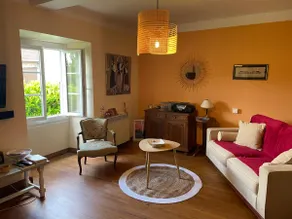 Large, air-conditioned family home with garden - Image 2