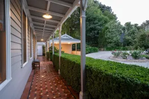 Holly Hill Cottage | Luxury Retreat in Sassafras - Image 5