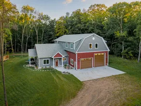Indoor Pickleball, Sleeps 14, Easy Walk to lake - Image 4