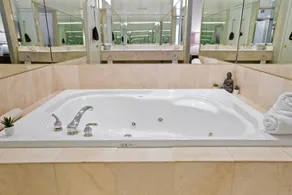 King Suite-Pool, Hot tub - Near Horseshoe Valley - Image 3