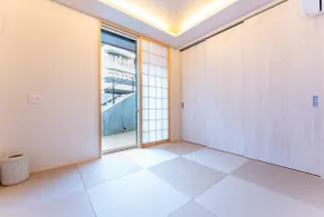 A luxurious and extraordinary healing space that blends Japanese and Western styles and is in harmony with nature! Mountain View | Spacious Balcony - Image 5