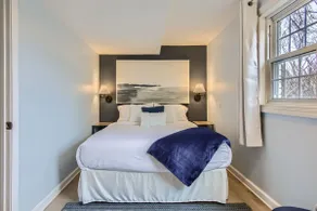 Cozy Garden-Level Lakefront Guest Suite - Image 5