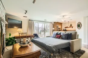 Cozy Garden-Level Lakefront Guest Suite - Image 3
