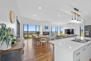 Luxury 4 br house with sea views - Image 3