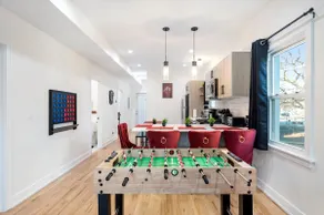 Modern 3 BR Apt 5 Mins to Downtown Sleeps 10 - Image 3