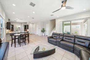 Cozy home | Near shopping, dining,&entertainment - Image 5