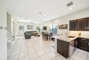 Cozy home | Near shopping, dining,&entertainment - Image 3