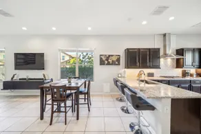 Cozy home | Near shopping, dining,&entertainment - Image 4