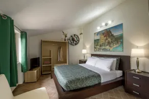 Attic + private Jacuzzi + Parking & Breakfast! - Image 2