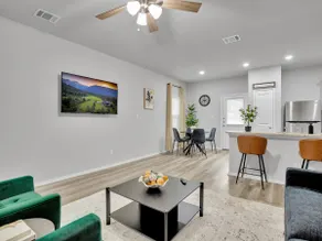 Pristine 3BR/2.5BA Home Near Downtown SA - Image 4