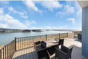 Gem by the Lake - Luxury Waterfront Retreat - Image 3