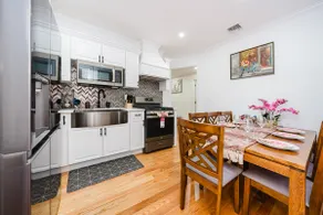 Comfy 5 BedRoom Retreat • 5-Min Walk to Train - Image 5